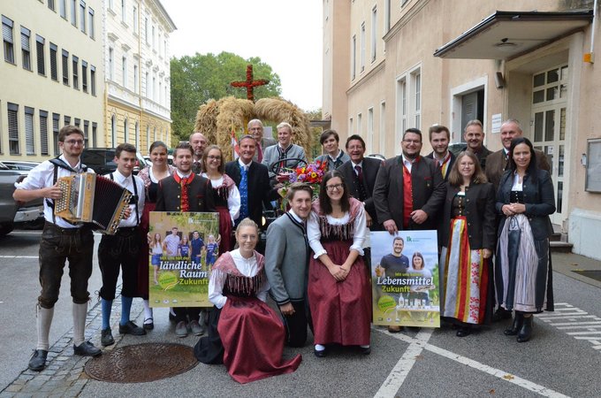 Übergabe Erntekrone Landesregierung