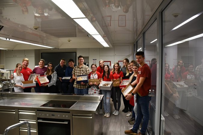 Kekse backen für den guten Zweck - Mediengruppe