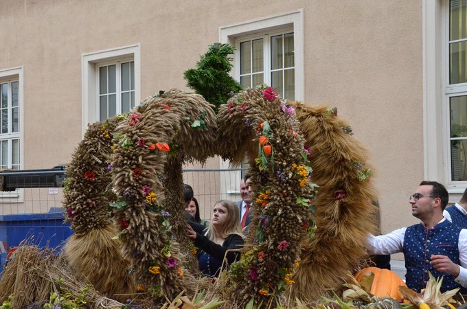 Übergabe der Erntekrone